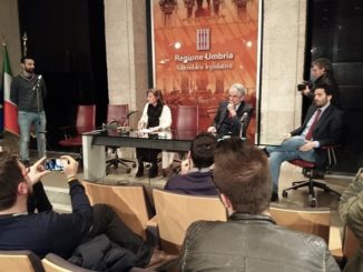 La Presidente Porzi, Attilio Solinas e Giacomo Leonelli mentre ascoltano il rappresentante dell'Omphalos che chiede l'approvazione della legge contro l'omofobia