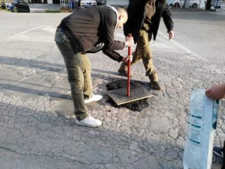 CasaPound e cittadini tappano le buche di via Vecchi a Perugia