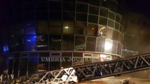 Incendio al Kiclub di Bastia Umbra, vigili del fuoco sul posto con tre squadre [FOTO]