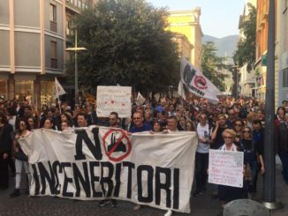 In migliaia a Terni contro gli inceneritori, lungo corteo di persone arrabbiate
