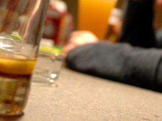 Barista non gli dà da bere perché ubriaco e lui fa pipì sulla vetrina