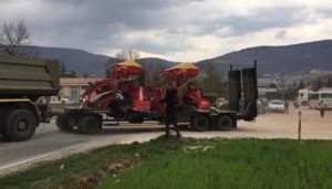 Castelluccio, semina lenticchia, seminatrici e trattori a cingoli partiti, trainati dai mezzi dell'esercito