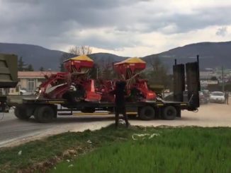 Castelluccio, semina lenticchia, seminatrici e trattori a cingoli partiti, trainati dai mezzi dell'esercito