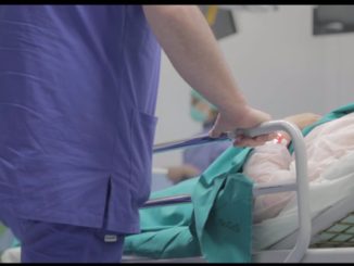 Muore in ospedale il ciclista 62enne investito da una moto