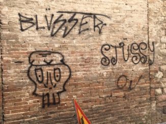 Scoperto l'imbrattatore dei muri di Perugia, in casa tante bombolette spray