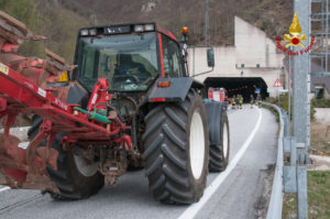 Semina lenticchia a Castelluccio di Norcia, trattori arrivati sul posto, scortati da Forze dell'Ordine
