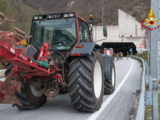 Semina lenticchia a Castelluccio di Norcia, trattori arrivati sul posto, scortati da Forze dell'Ordine