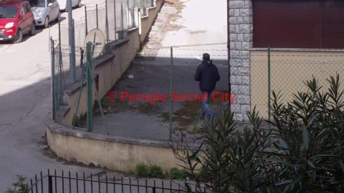 Perugia, extracomunitari si sono appropriati dello stabile dell'ex Telecom [ECCO IL VIDEO]