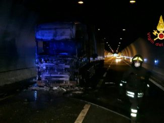Autotreno prende fuoco all’interno della galleria di Collecapretto, E45 chiusa