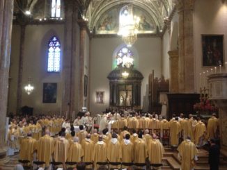 Gualtiero Bassetti Messa Crismale, soltanto insieme, per capire come resistono poveri di Dio