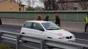 Assisi, scende dall’auto sulla SS75 e viene travolto, muore 90enne
