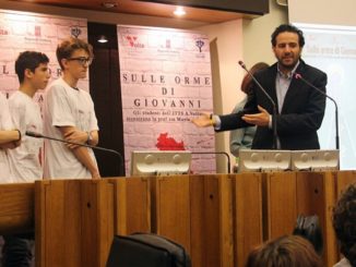 Giacomo Leonelli, presidente della Commissione d'inchiesta sulla criminalità organizzata, con alcuni dei ragazzi dell'ITTS Volta di Perugia, nel corso della manifestazione "Sulle orme di Giovanni"