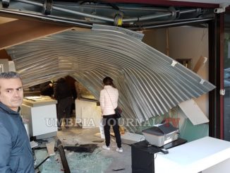 Commando di malviventi svaligia la gioielleria Farabbi a Ponte Felcino