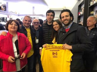Magliette gialle del Partito Democratico nei luoghi del terremoto
