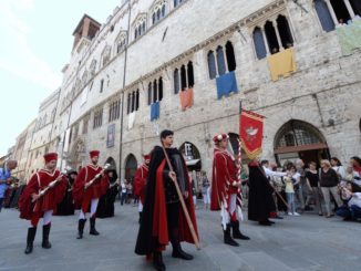 Perugia 1416, tra mercati, artisti di strada e sbandieratori, venerdì si comincia
