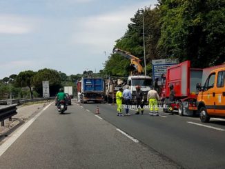Camion in fiamme sulla Perugia-Bettolle e il traffico va subito in tilt