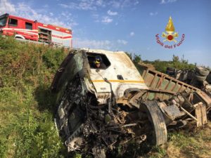 Incidente stradale a Gubbio, mezzo pesante finisce in una scarpata