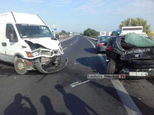 Incidente stradale Bastia, furgone centra auto dei carabinieri, nessun ferito