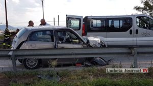 Incidente mortale sulla Flaminia vecchia, mamma muore sul colpo, figlio in ospedale