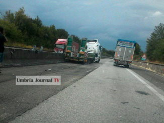 Incidente stradale, autotreno sbanda e si schianta sul new jersey sulla E45