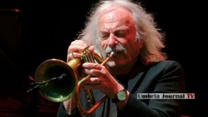 Enrico Rava, una delle più grandi trombe jazz del mondo, compie 80 anni