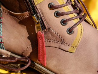 Indossano costose scarpe sportive e fuggono dal negozio senza pagarle