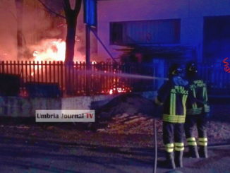 Incendio falegnameria Ponte San Giovanni esplode anche bombola di gpl [VIDEO]
