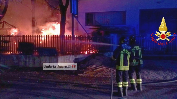 Incendio falegnameria Ponte San Giovanni esplode anche bombola di gpl [VIDEO]