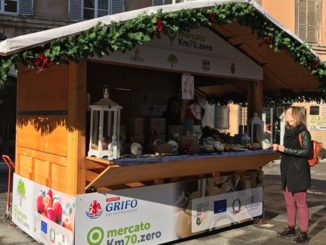 La casetta del gruppo Grifo Agroalimentare con i prodotti del Mercato km70.zero (repertorio)