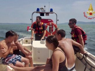 Vigili del fuoco soccorrono sette persone al Trasimeno, utilizzato gommone