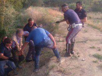 A testa in giù sul Nera mentre pesca, salvato da Volante e Polstrada