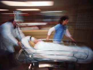 Cade dal tetto di un capannone a Ponte, è grave in ospedale a Perugia