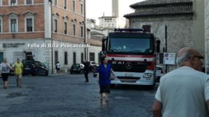 Spoleto, fiamme in una mansarda, tanta paura, nessun ferito