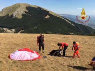 Cade col deltaplano e muore a Pian delle Macinare sul Monte Cucco