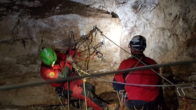 Soccorso nelle grotte, il Sasu come lavora e come si allena? Guardate