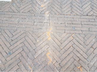 Piazza del Bacio, mattoni piazza spaccati, consiglieri PD all'attacco