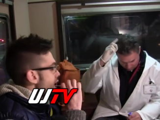 Polizia stradale in azione con medici e cani poliziotto nella notte, controlli