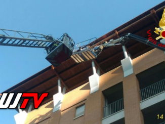 Sospesi nel vuoto, due operai salvati dai Vigili del fuoco a 25 metri d'altezza