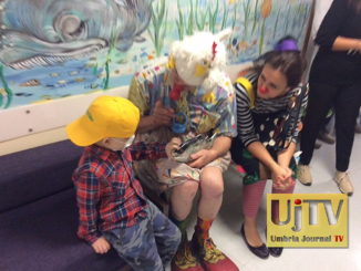 Patch Adams in ospedale a Perugia, è andato a trovare i bambini malati