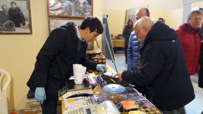 Visitatori della 37esima Mostra mercato del tartufo di Valtopina