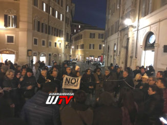 Ambulanti a rischio 196 mila posti di lavoro, si incatenano a Montecitorio