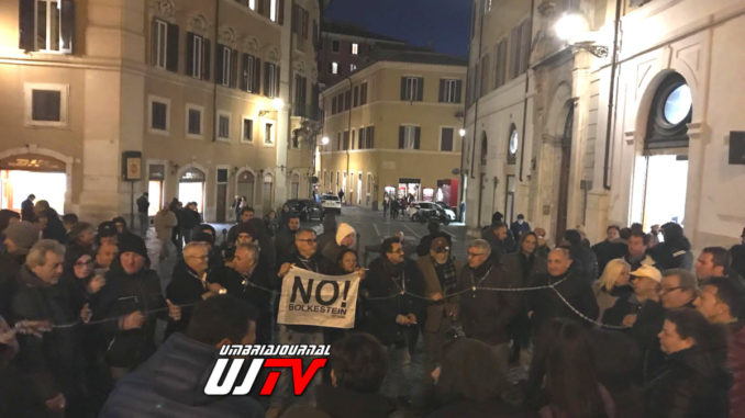 Ambulanti a rischio 196 mila posti di lavoro, si incatenano a Montecitorio