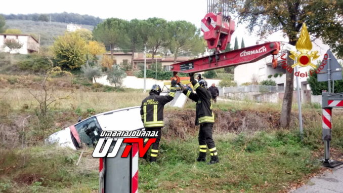Scende per far camminare il cane e l'auto si sfrena e va nel fossato
