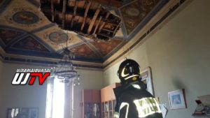 Tragedia sfiorata, crolla soffitto della sede Anci di Perugia - le foto
