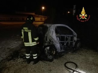 Incendio auto, Smart prende fuoco a Preci, nessun ferito
