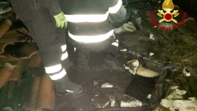 Incendio a San Giovanni di Baiano a Spoleto, tetto palazzina prende a fuoco