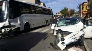 Incidente stradale a Perugia, scontro tra autobus e Fiat 500, un ferito