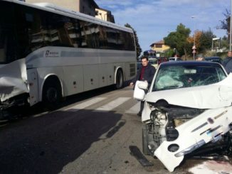 Incidente stradale a Perugia, scontro tra autobus e Fiat 500, un ferito