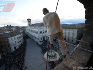 Si pensa già al Natale, a Perugia torna il funambolo FOTO