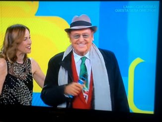 Camicia e il mistero del concerto di Renzo Arbore, lui è a Domenica In